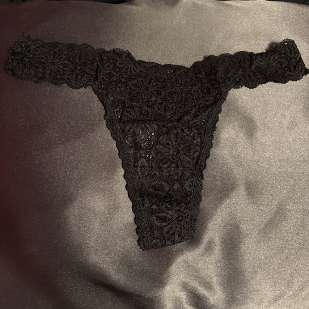 Victoria’s Secret Black Flower Lace Thong Panty size medium